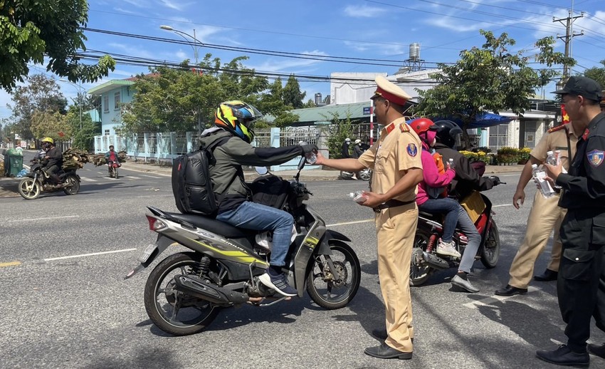 Lam Dong traffic police distribute helmets, towels and water to welcome people back home to celebrate Tet Photo 8