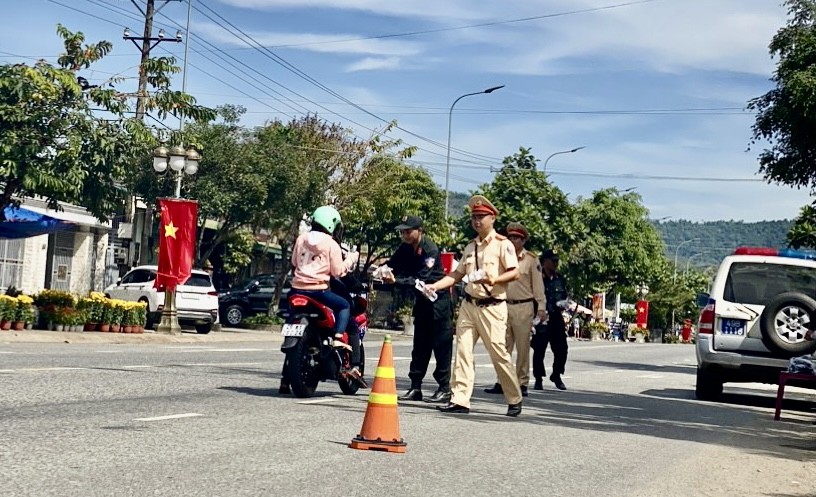 Lam Dong traffic police distribute helmets, towels, and water to welcome people back home to celebrate Tet Photo 4