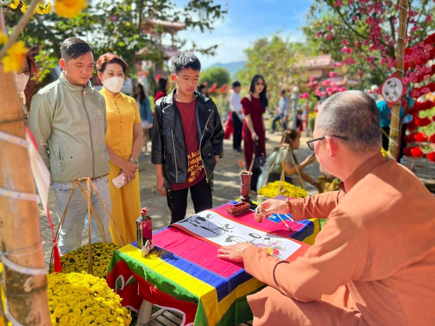 Bao Loc people welcome a happy spring photo 5