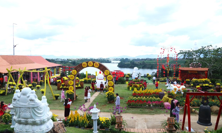 Bao Loc people welcome a happy spring photo 2