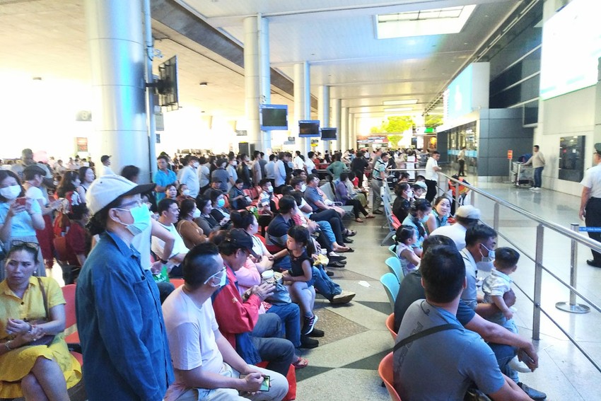 Sân bay Tân Sơn Nhất: Nhộn nhịp Việt kiều về quê đón tết ảnh 1