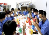 Sinh viên y 'bí mật' làm lồng đèn trung thu tặng các em nhỏ mắc COVID-19