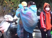 Hà Nội: Phụ huynh đội mưa đưa con trở lại trường học