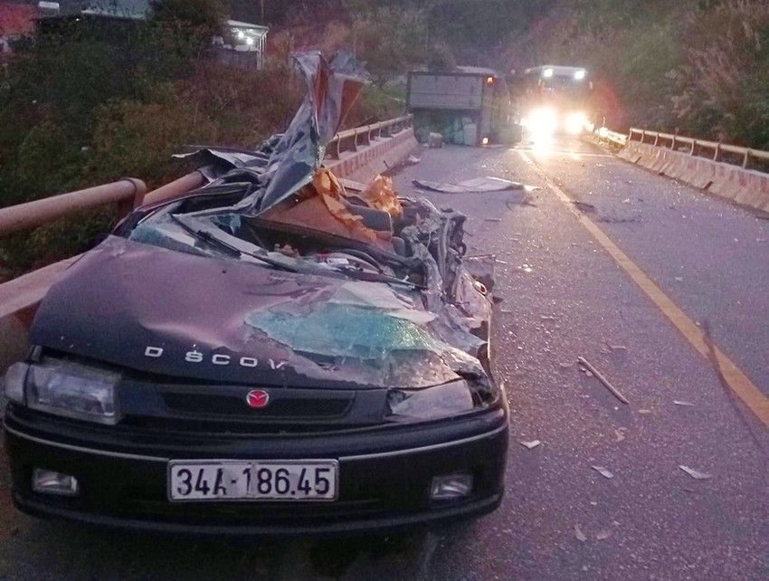 Quang Nam: Container truck collided with passenger car, killing 8 people Photo 2