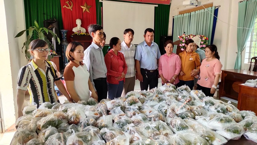 Dân góp gạo nấu cơm giúp ấm lòng chiến sĩ giữ an ninh trật tự ở Cư Kuin ảnh 1