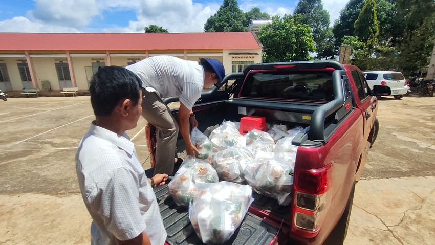 Dân góp gạo nấu cơm giúp ấm lòng chiến sĩ giữ an ninh trật tự ở Cư Kuin ảnh 4
