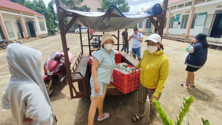 Dân góp gạo nấu cơm giúp ấm lòng chiến sĩ giữ an ninh trật tự ở Cư Kuin ảnh 3