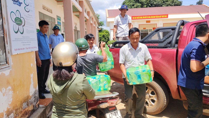 Dân góp gạo nấu cơm giúp ấm lòng chiến sĩ giữ an ninh trật tự ở Cư Kuin ảnh 5