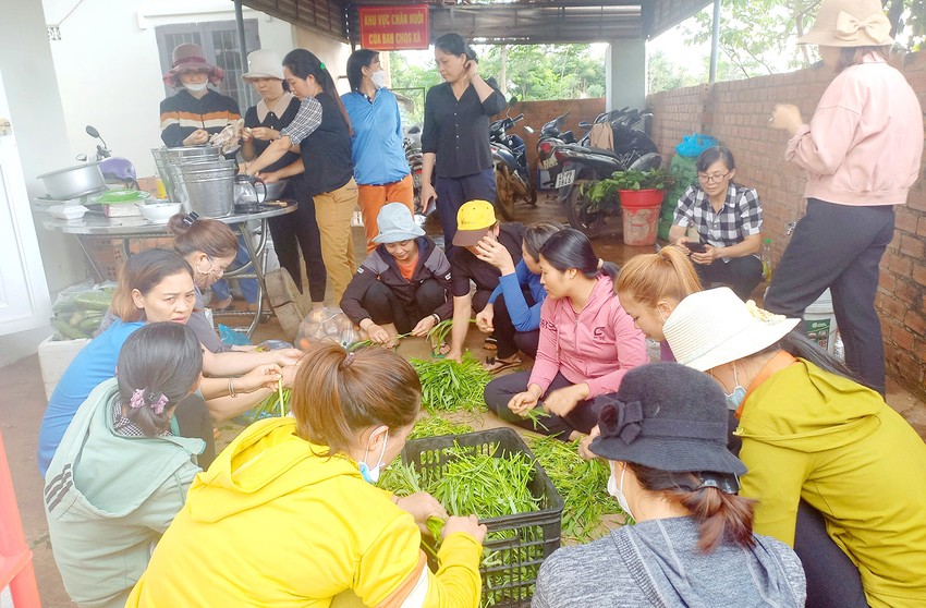 Dân góp gạo nấu cơm giúp ấm lòng chiến sĩ giữ an ninh trật tự ở Cư Kuin ảnh 2