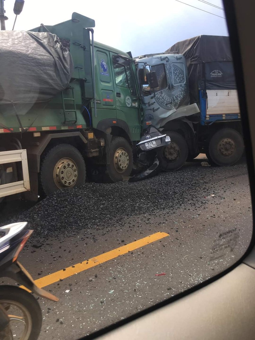 Ô tô của CLB Hoàng Anh Gia Lai bẹp dí giữa 2 đầu xe tải, 3 người tử nạn ảnh 1