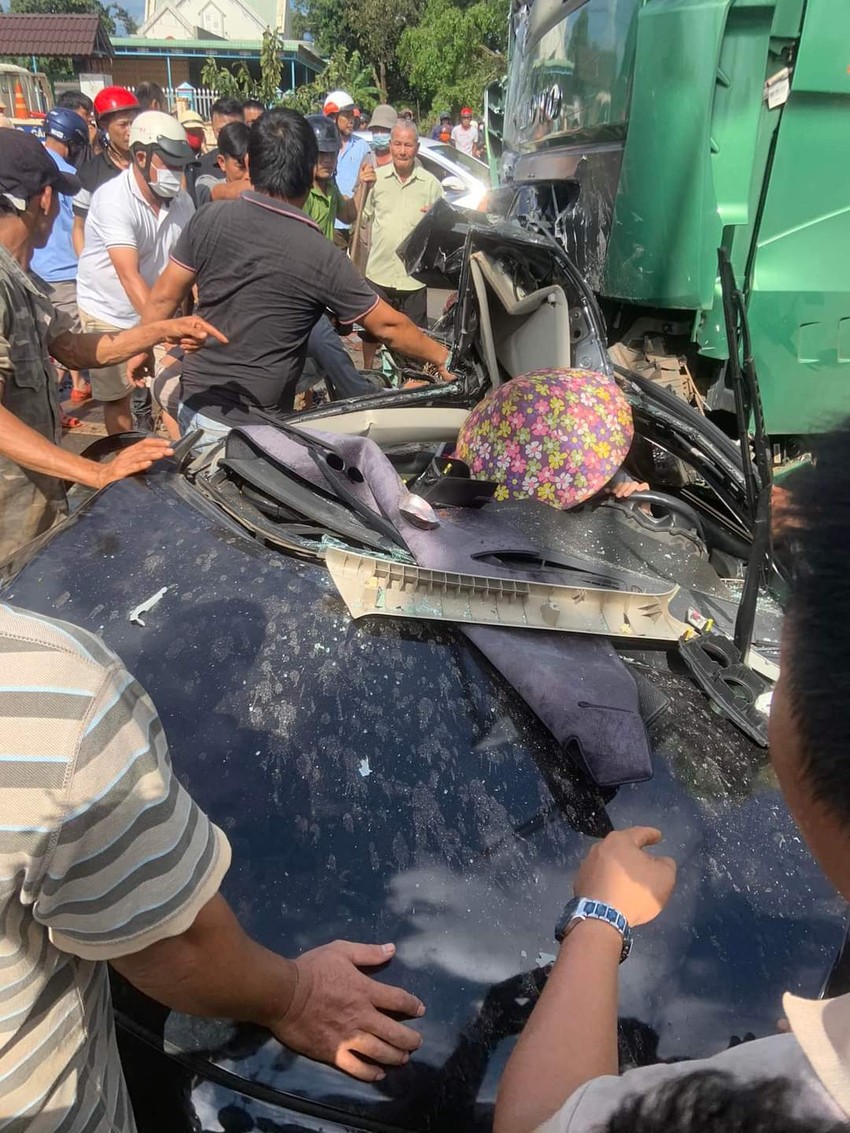 Ô tô của CLB Hoàng Anh Gia Lai bẹp dí giữa 2 đầu xe tải, 3 người tử nạn ảnh 3