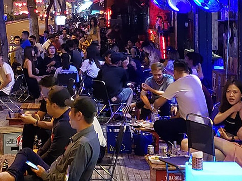 Các beer club tràn ra đường Phạm Văn Đồng