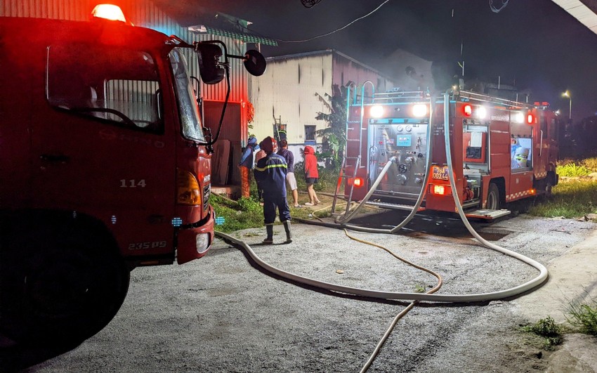 Fire at a 200-ton charcoal warehouse in Quang Ngai in the middle of the night Photo 2