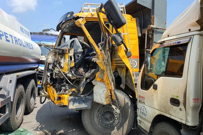 5 xe tải tông liên hoàn trên Quốc lộ 1 ảnh 1