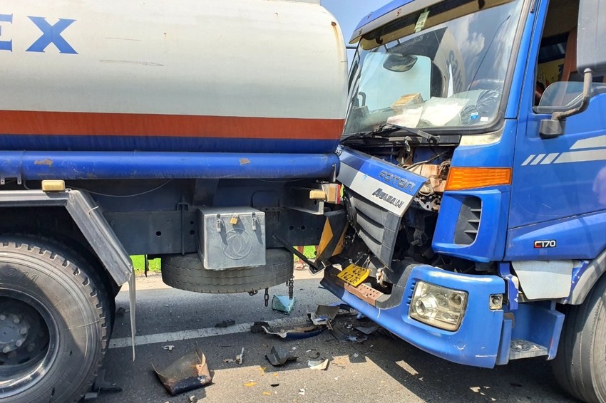 5 xe tải tông liên hoàn trên Quốc lộ 1 ảnh 3