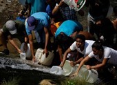 Thiếu nước sinh hoạt, người dân Venezuela tìm đến cống rãnh