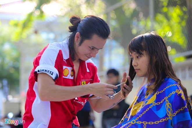 Cắt tóc miễn phí cho học sinh khó khăn ở Xuân Liên  Cổng thông tin điện tử  huyện Nghi Xuân