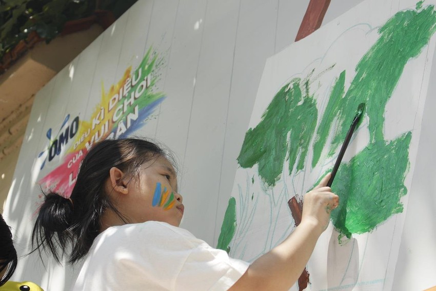 50 Học Sinh Tiểu Học Chung Tay Vẽ Bức Tranh 'Siêu To Khổng Lồ'
