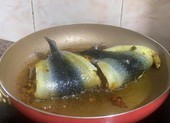 Bí quyết cho cá chuồn xứ Quảng khi chiên không ngóc đầu lên được