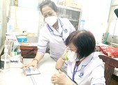Về hưu rồi, họ vẫn lao vào cuộc chiến chống COVID-19