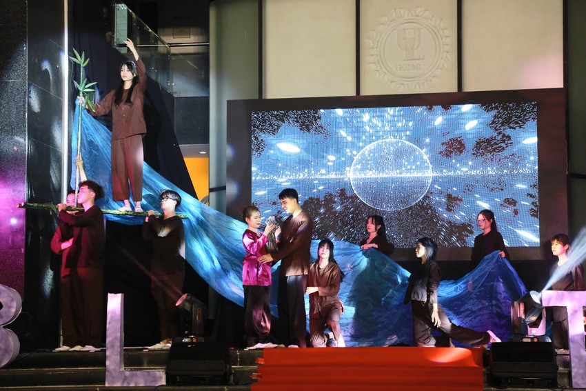 Sinh viên Luật xúc động với Tình mẫu tử  ảnh 1