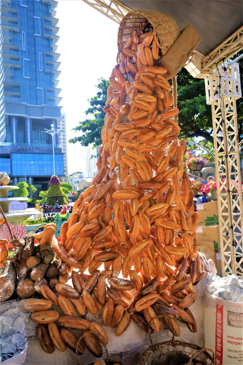 Chiêm ngưỡng cụm bánh mì đặc ruột “khủng” ở Nha Trang ảnh 2