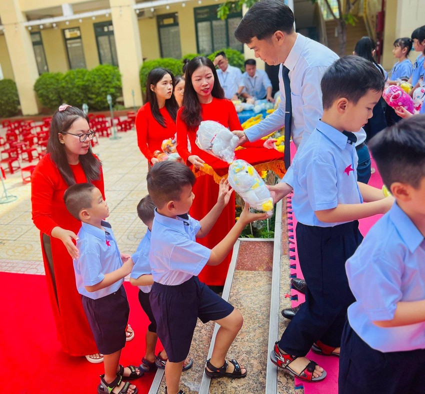 Học sinh lớp 1 khóc, cười trong ngày tựu trường ảnh 9