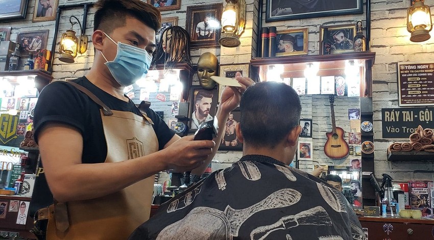 Đà Nẵng Các tiệm cắt tóc chật kín chỗ người dân phải chờ hàng tiếng đồng  hồ mới đến lượt