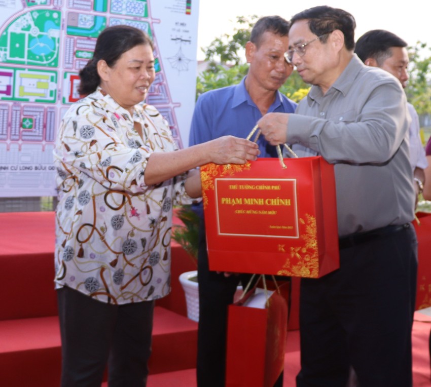 The Prime Minister visits and gives gifts to people resettled in the Belt 3 project photo 2