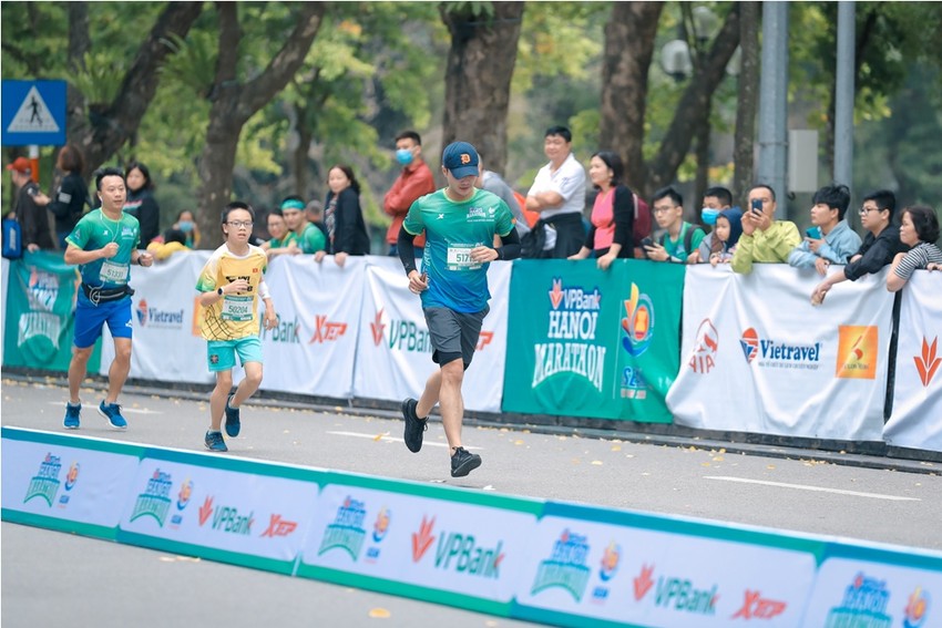 Hoa Hậu Mai Phương Thúy Sải Bước Trên Đường Chạy