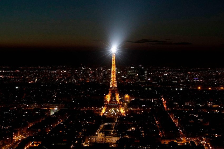 Một giờ tắt đèn tại thủ đô Paris nước Pháp, trong ảnh là tháp Eiffel. Ảnh: AFP 1