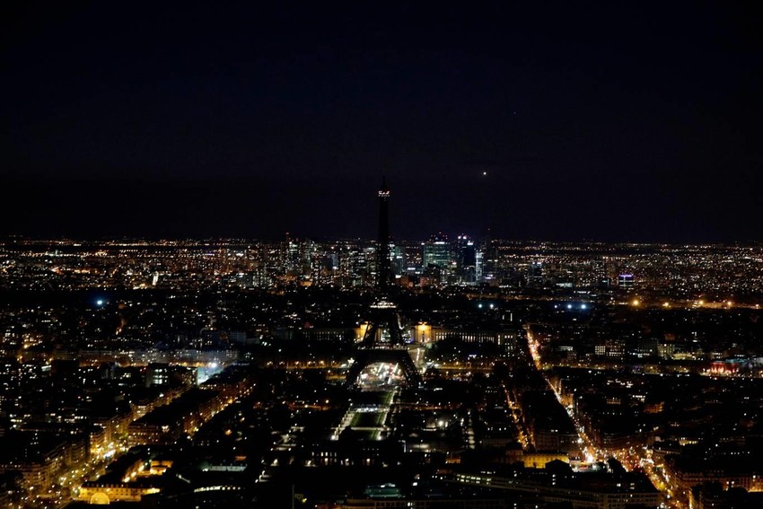 Một giờ tắt đèn tại thủ đô Paris nước Pháp, trong ảnh là tháp Eiffel. Ảnh: AFP 2