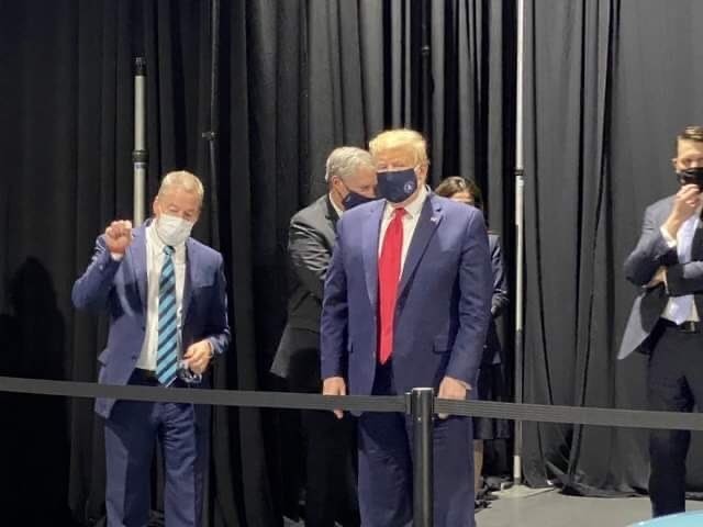 Tổng thống Mỹ Donald Trump đầu chuyến thăm nhà máy Ford ở TP Ypsilanti, bang Michigan, Mỹ hôm 21-5 nhưng sau đó đã tháo ra. Ảnh: TWITTER (trước), AFP (sau) 1