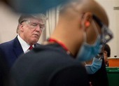 Ông Trump nói mình có đeo khẩu trang khi đi thăm nhà máy