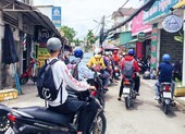 Kẹt xe hẻm 51: Có biển cấm, xe vẫn chạy vù vù