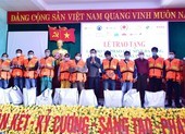 Nguyên Chủ tịch nước tặng áo phao cho ngư dân bám biển bảo vệ chủ quyền tổ quốc