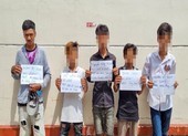Nhóm thanh thiếu niên gỡ hàng loạt nắp cống đem bán để mua ma túy