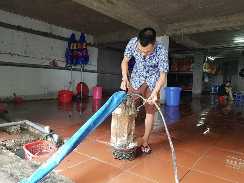 Hà Nội: Người dân sắm máy bơm hút nước tràn vào nhà sau bão ảnh 3