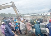 Nhiều vùng ven biển tan hoang do mưa to gió mạnh bất thường