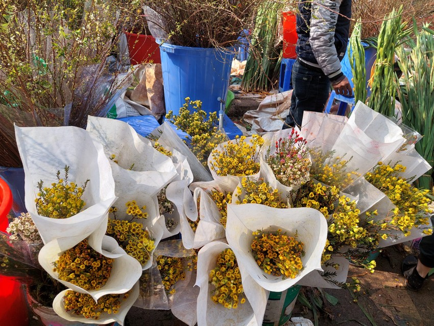 On the 30th of Tet, the price of fresh flowers has cooled down but is still at a high level Photo 3