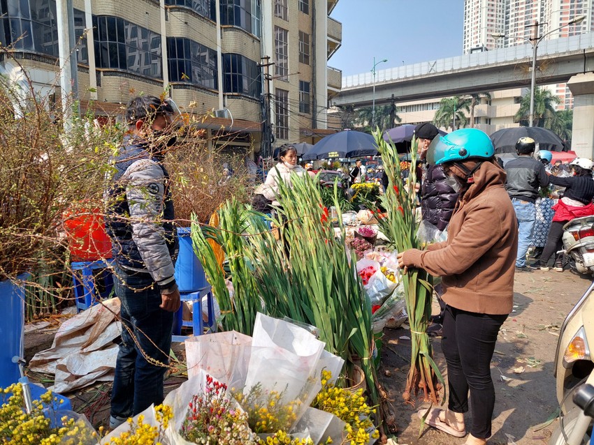 On the 30th of Tet, the price of fresh flowers has cooled down but is still high Photo 2