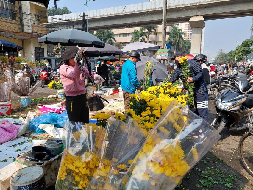 On the 30th of Tet, the price of fresh flowers has cooled down but is still at a high level Photo 4