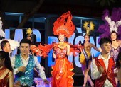 Nhiều vũ công nhảy múa sôi động tại vũ hội đường phố