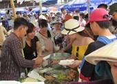 Hàng ngàn người chen nhau đến lễ hội bánh dân gian