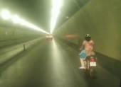 Người phụ nữ liều lĩnh chạy xe máy vào hầm Hải Vân