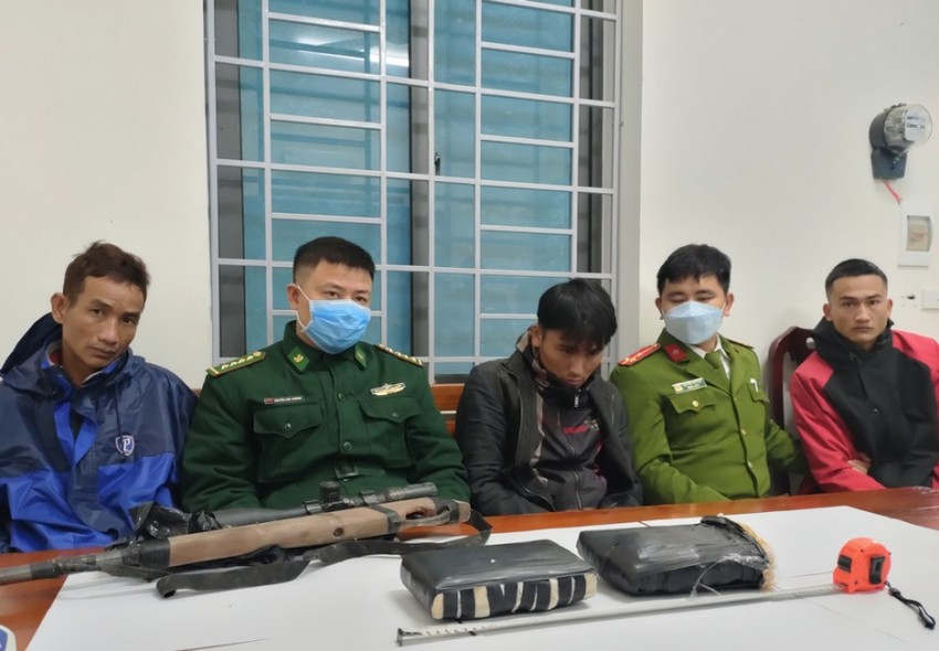 Arrest 3 people taking advantage of Tet to trade drugs Photo 2