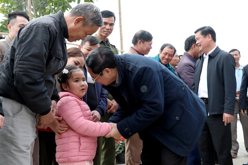 Prime Minister offers incense at Kim Lien relic site photo 2