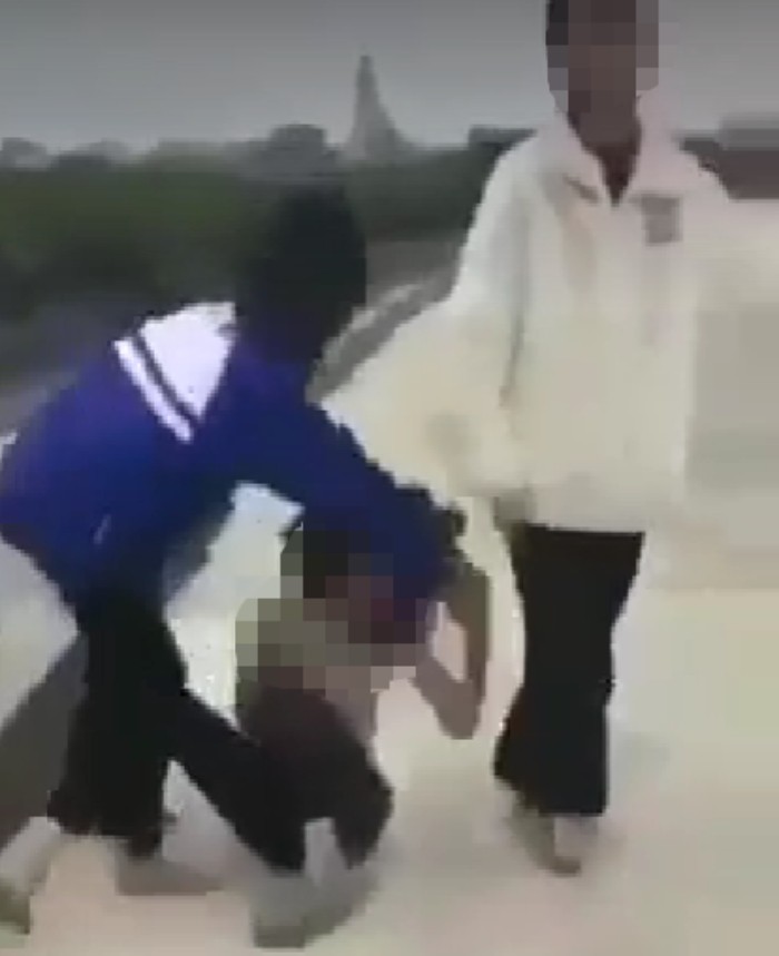 Nữ sinh 13 tuổi bị nhóm bạn lột áo, đánh và quay clip đưa lên mạng ảnh 1