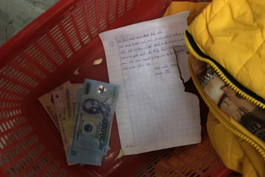 Abandoned newborn baby with a piece of paper 'I can't afford to raise' photo 2