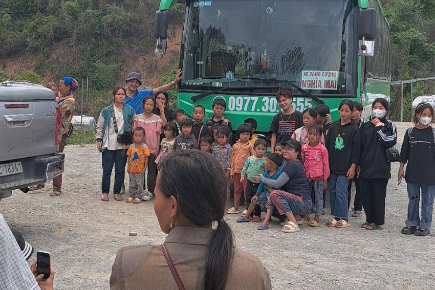 Nghỉ hè, trẻ em miền núi Nghệ An bắt xe vượt ngàn cây số vào Nam thăm cha, mẹ ảnh 2